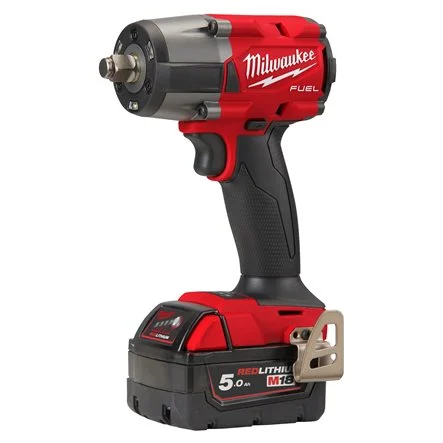 LLAVE DE IMPACTO DE PAR MEDIO M18 FUEL™, RECEPCIÓN 1/2" CON ANILLO DE FRICCIÓN, 4 MODOS, MÁXIMO PAR DE DESAPRIETE 881NM, MÁXIMO PAR DE APRIETE 745NM, ANCHO DE LA CABEZA 68MM, LONGITUD TOTAL 152MM, ILUMINACIÓN LED SIN SOMBRAS. SE SUMINISTRA CON 2 BATERÍAS M18B5 Y CARGADOR RÁPIDO M12-18FC, EN HD-BOX M18FMTIW2F12-502X